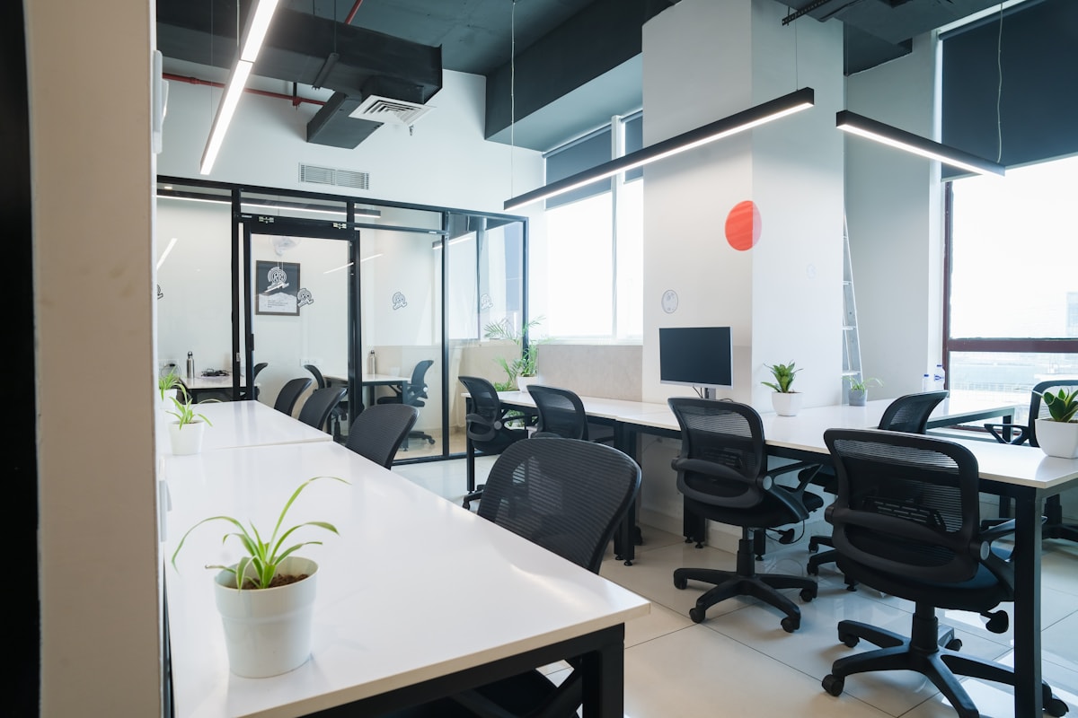 Zona de escritorios dedicados en un coworking moderno