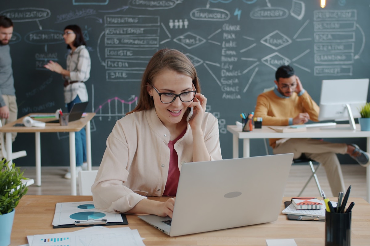 Profesionales trabajando en una zona de coworking compartida